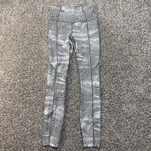 Lululemon Size 2 High Rise Leggings Black White Print 25" Inseam Athletic Yoga